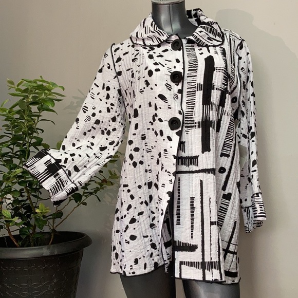 Multiples Tops - NWT MULTIPLES 3 button Missy Veranda geometric